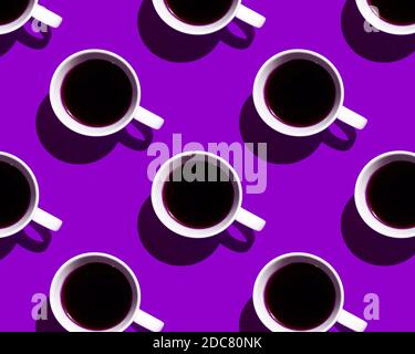 Tasse Kaffee mit Schatten auf einem violetten Hintergrund. Nahtloses Muster Stockfoto