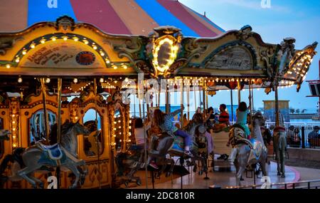 Neon Karneval Vergnügungspark Fahrt Lichter in der Nacht Stockfoto