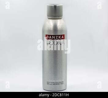 KIEW, UKRAINE - 23. OKTOBER 2020: Danzka Wodka Flasche Nahaufnahme vor weißem Hintergrund. Es ist dänische Marke von Premium Weizen Wodka produziert und abgefüllt Stockfoto