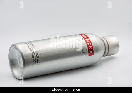 KIEW, UKRAINE - 23. OKTOBER 2020: Danzka Wodka Flasche Nahaufnahme vor weißem Hintergrund. Es ist dänische Marke von Premium Weizen Wodka produziert und abgefüllt Stockfoto