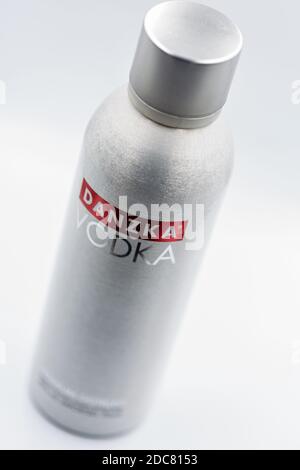 KIEW, UKRAINE - 23. OKTOBER 2020: Danzka Wodka Flasche Nahaufnahme vor weißem Hintergrund. Es ist dänische Marke von Premium Weizen Wodka produziert und abgefüllt Stockfoto