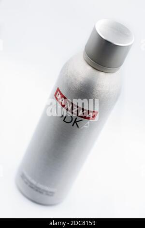 KIEW, UKRAINE - 23. OKTOBER 2020: Danzka Wodka Flasche Nahaufnahme vor weißem Hintergrund. Es ist dänische Marke von Premium Weizen Wodka produziert und abgefüllt Stockfoto