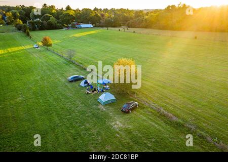 Hipcamp Camper hängen Zelt Camping in Bauernhof Felder auf Das Wochenende Stockfoto