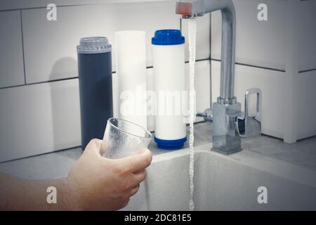 Wasserfilter austauschen. Ökologie. Sauberes Wasser Stockfoto