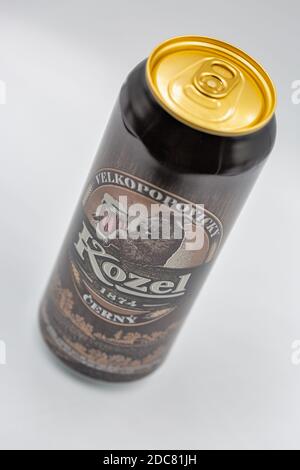 KIEW, UKRAINE - 31. OKTOBER 2020: Studio-Shooting von Velkopovicky Kozel Tschechisches dunkles Bier kann sich gegen weißen Untergrund verschließen. Die Tschechische Republik hat die Stockfoto