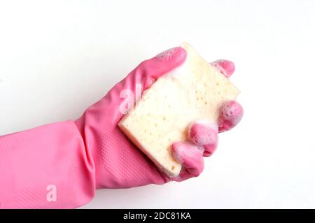 Hand in einem rosa Gummihandschuh mit einem Schwamm, isoliert auf weiß. Stockfoto