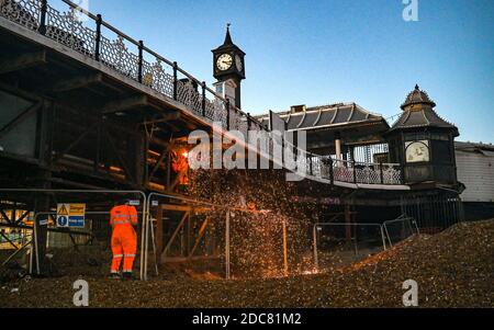 Brighton UK 19. November 2020 - Sparks fliegen als Wartungsarbeiten unter dem Brighton Palace Pier in East Sussex stattfinden : Credit Simon Dack / Alamy Live News Stockfoto