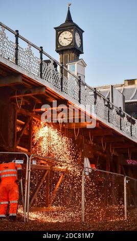 Brighton UK 19. November 2020 - Sparks fliegen als Wartungsarbeiten unter dem Brighton Palace Pier in East Sussex stattfinden : Credit Simon Dack / Alamy Live News Stockfoto