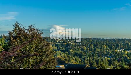 Untertassenförmige Wolken schweben über Mount Rainier im Staat Washington. Stockfoto