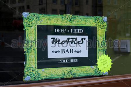 Deep Fried Mars Bar Zeichen Delikatesse zum Verkauf in einem Scottish Fish and Chip Shop Stockfoto