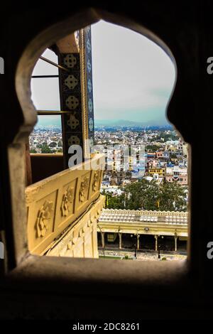 Steinbögen in Palästen von Rajasthan in Indien - islamisch & Hindu architektonische Fusion in Innenräumen & Schnitzereien Stockfoto