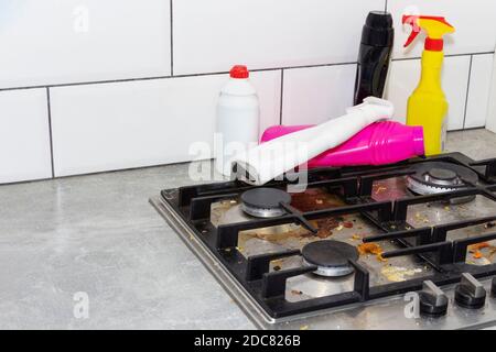 Schmutzige, Spitze des Gasofens mit Essensstückchen. Hausreinigung Stockfoto