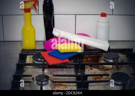 Schmutzige, Spitze des Gasofens mit Essensstückchen. Hausreinigung Stockfoto