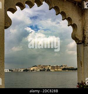 Steinbögen in Palästen von Rajasthan in Indien - islamisch & Hindu architektonische Fusion in Innenräumen & Schnitzereien Stockfoto