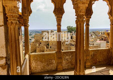 Steinbögen in Palästen von Rajasthan in Indien - islamisch & Hindu architektonische Fusion in Innenräumen & Schnitzereien Stockfoto