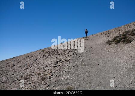 Eine kurze Wanderung zum Gipfel des Volcan Batea Mahuida vom Fuße der Villa Pehuenia. Stockfoto