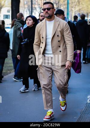 MAILAND, Italien - Februar 21 2019: Männer auf der Straße in Mailand. Stockfoto