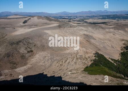 Eine kurze Wanderung zum Gipfel des Volcan Batea Mahuida vom Fuße der Villa Pehuenia. Stockfoto