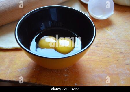 Home Herbst, Sommer Backen, Blätterteiggebäck. Apfelstrudel mit Nüssen, Rosinen, Zimt und Puderzucker. Auf Holztisch. In Scheiben geschnitten, mit Zutaten. C Stockfoto