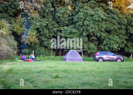 Hipcamp Camper hängen Zelt Camping in Bauernhof Felder auf Das Wochenende Stockfoto