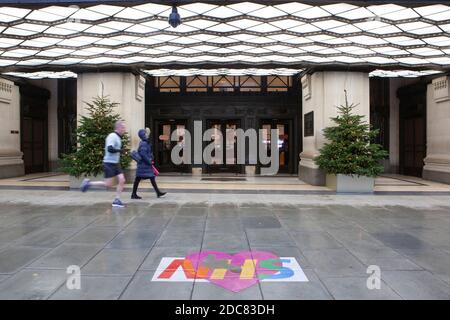 London, Großbritannien, 19. November 2020: Trotz Englands Lockdown und regnerischem Wetter gehen manche Leute zum Schaufensterbummeln oder benutzen Click and Collect im Londoner West End. Außerhalb von Selfridges ist ein NHS-Schild auf dem Bürgersteig abgenutzt, seit es im Sommer gestrichen wurde. Anna Watson/Alamy Live News Stockfoto