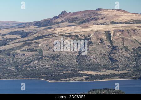 Eine kurze Wanderung zum Gipfel des Volcan Batea Mahuida vom Fuße der Villa Pehuenia. Stockfoto