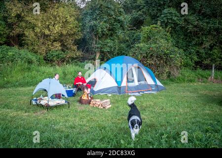 Hipcamp Camper hängen Zelt Camping in Bauernhof Felder auf Das Wochenende Stockfoto