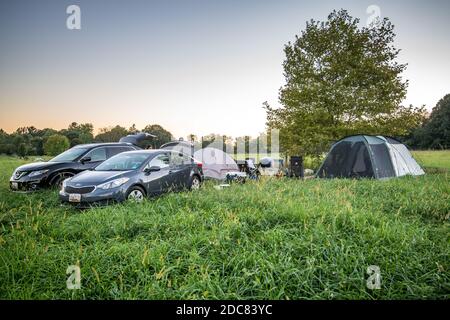 Hipcamp Camper hängen Zelt Camping in Bauernhof Felder auf Das Wochenende Stockfoto