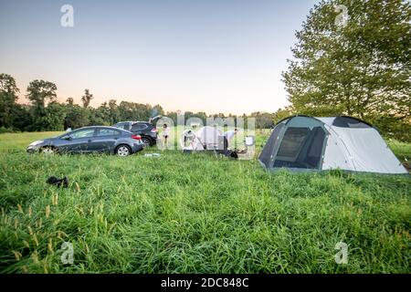 Hipcamp Camper hängen Zelt Camping in Bauernhof Felder auf Das Wochenende Stockfoto