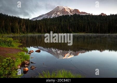 WA18247-00...WASHINGTON - Mount Rainier bei Sonnenaufgang vom Ufer der Reflection Lakes im Mount Rainier National Park aus gesehen. Stockfoto