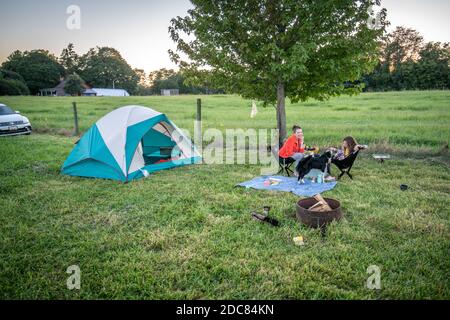 Hipcamp Camper hängen Zelt Camping in Bauernhof Felder auf Das Wochenende Stockfoto