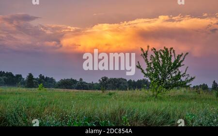 Dramatische Sonnenuntergang ländliche Landschaft in der Zentralukraine, Bohuslav Bezirk. Stockfoto