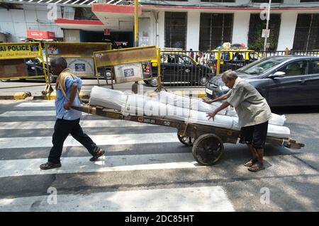 Männer mit einem Handwagen in Mumbai, Indien Stockfoto