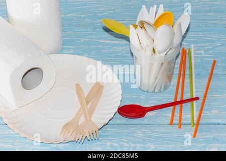 Einweg-Picknickgeschirr auf hellem Hintergrund. Verkauf von Einweg-Geschirr Stockfoto