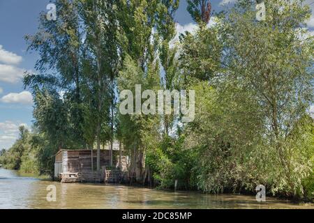 Donau Biosphärenreservat Belgorodske Fluss Sommerlandschaft in Vilkove, Ukraine. In der Nähe des Schwarzen Meeres und des Donaudeltas. Stockfoto