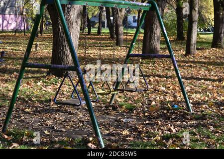 Kinderlose Schaukeln im Park in der covid-19 Ära Stockfoto
