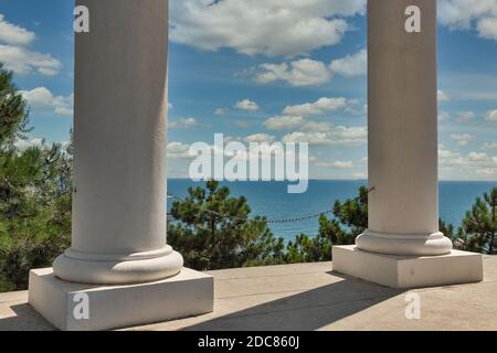 Kolonnade in Tschernomorsk Stadt an einem sonnigen Sommertag, Ukraine. Schwarzes Meer im Hintergrund. Stockfoto