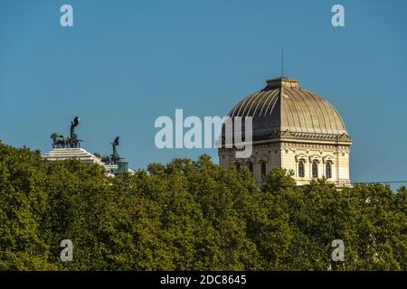 Blick auf die Kuppel des Tempio Maggiore in Rom und auf den Altar des Vaterlandes mit seinen Bronzestatuen. Rom, Latium, Italien, Europa Stockfoto