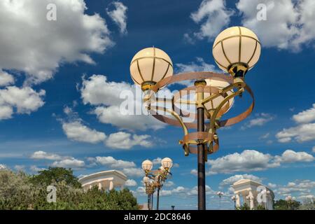 Straßenbeleuchtung in Tschernomorsk Stadt, Ukraine an einem sonnigen Sommertag. Kolonnade im Hintergrund. Stockfoto