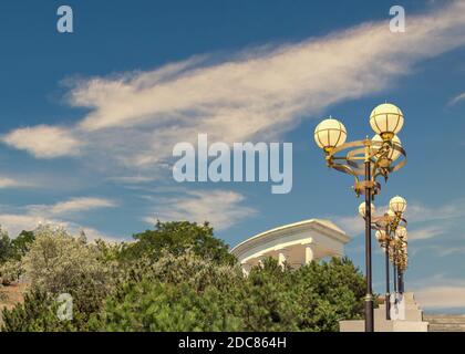 Straßenbeleuchtung in Tschernomorsk Stadt, Ukraine an einem sonnigen Sommertag. Kolonnade im Hintergrund. Stockfoto