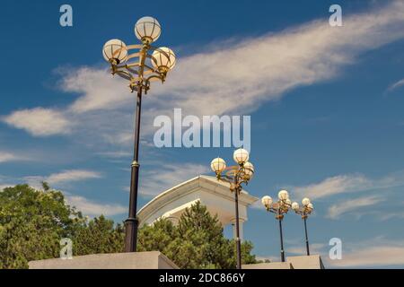 Straßenbeleuchtung in Tschernomorsk Stadt, Ukraine an einem sonnigen Sommertag. Kolonnade im Hintergrund. Stockfoto