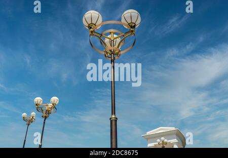 Straßenbeleuchtung in Tschernomorsk Stadt, Ukraine an einem sonnigen Sommertag. Kolonnade im Hintergrund. Stockfoto