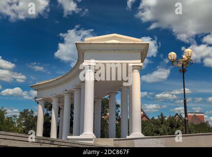 Kolonnade in Tschernomorsk Stadt an einem sonnigen Sommertag, Ukraine. Stockfoto