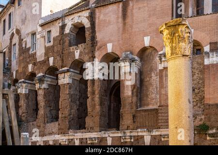 Das Theater des Marcellus ist ein Theater des alten Roms, das noch teilweise erhalten ist und auf Geheiß des Augustus erbaut wurde. Rom, Latium, Italien, Europa Stockfoto