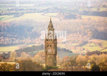 Nahaufnahme des Abberley Clock Tower bei Herbstsonne mit der sanften Landschaft von Worcestershire im Hintergrund. Britische Landschaft. Stockfoto