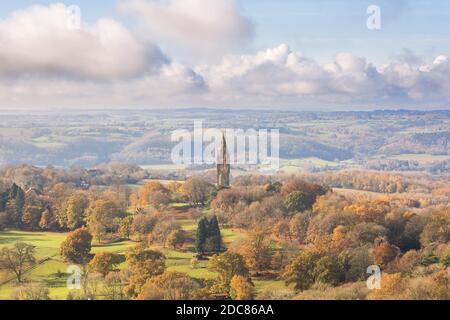 Blick auf den Uhrenturm von Abberley bei herbstlicher Sonne und die hügelige Landschaft von Worcestershire im Hintergrund. Stockfoto