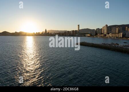 Wunderbares Sonnenuntergangspanorama über Benidorm Skyline, Strandstadt in Spanien.Konzept der Ferien in berühmten Destination in Costa Blanca, Alicante.Sommer backgr Stockfoto