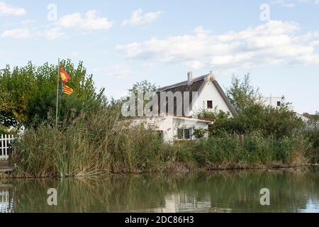 Naturpark La Albufera in Valencia,Spanien.Altes traditionelles Bauernhaus in El Palmar Dorf. Stockfoto