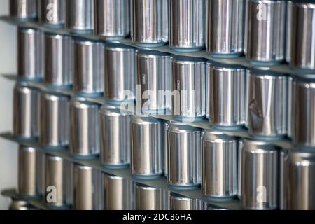 Stapel von Dosen in der MullyÕs Brauerei in Prince Frederick, Maryland. Stockfoto