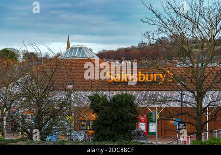 Sainsbury's Supermarkt in Grantham, Lincolnshire, UK - Blick von der Straße in Richtung Supermarkt Stockfoto